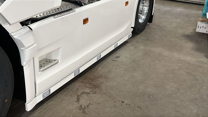 Seitenleiste-Set Scania S&R Next Gen V2.1 Old School Aluminium (ab 2019) inkl. Edelstahl Halterung