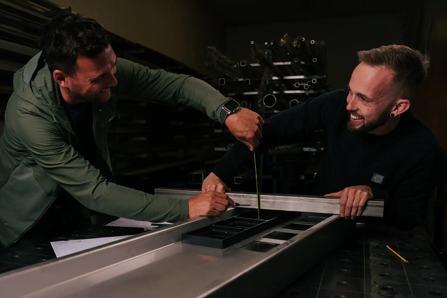 Raphael Muther und ein Mitarbeiter beim Ausmessen einer Metallstange