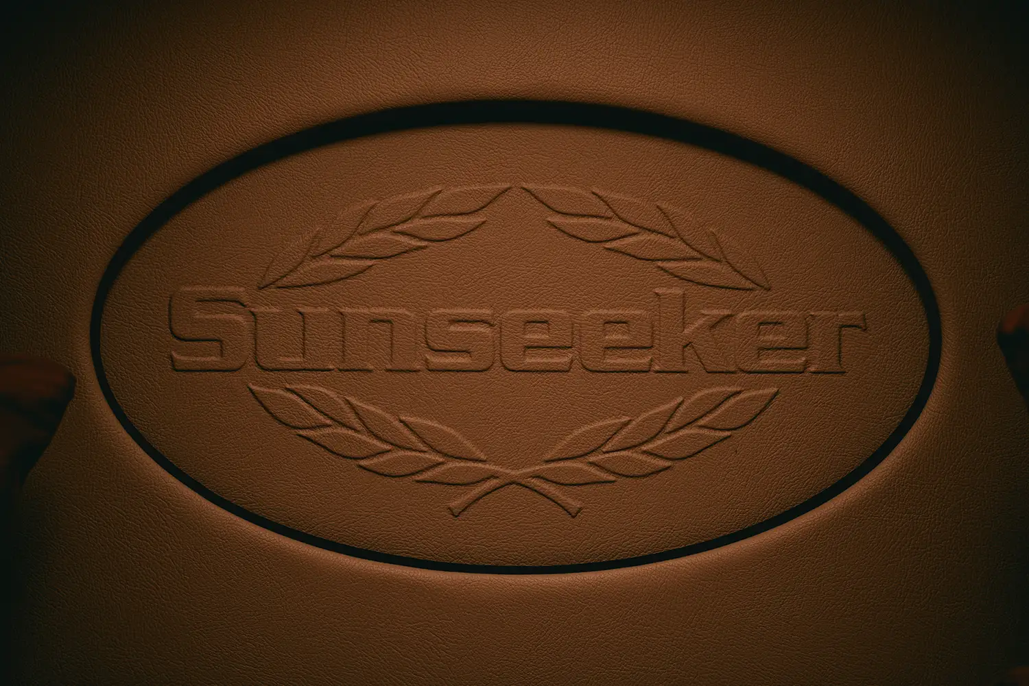 Lederverkleidung mit dem Logo von 