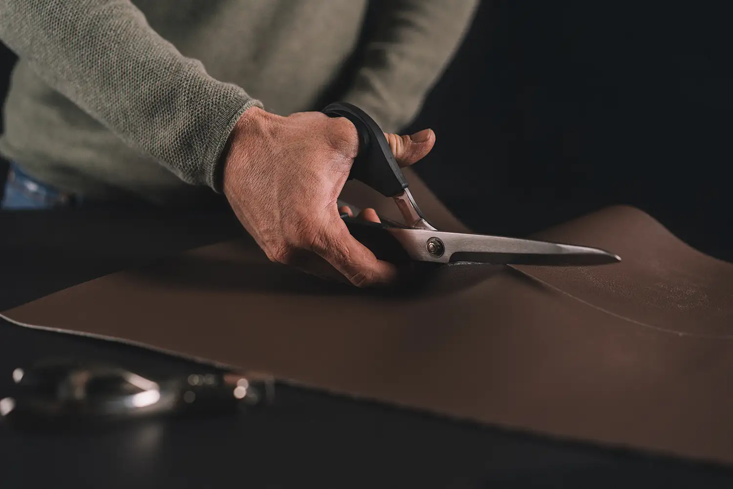 Schneiden von braunem Lederstück