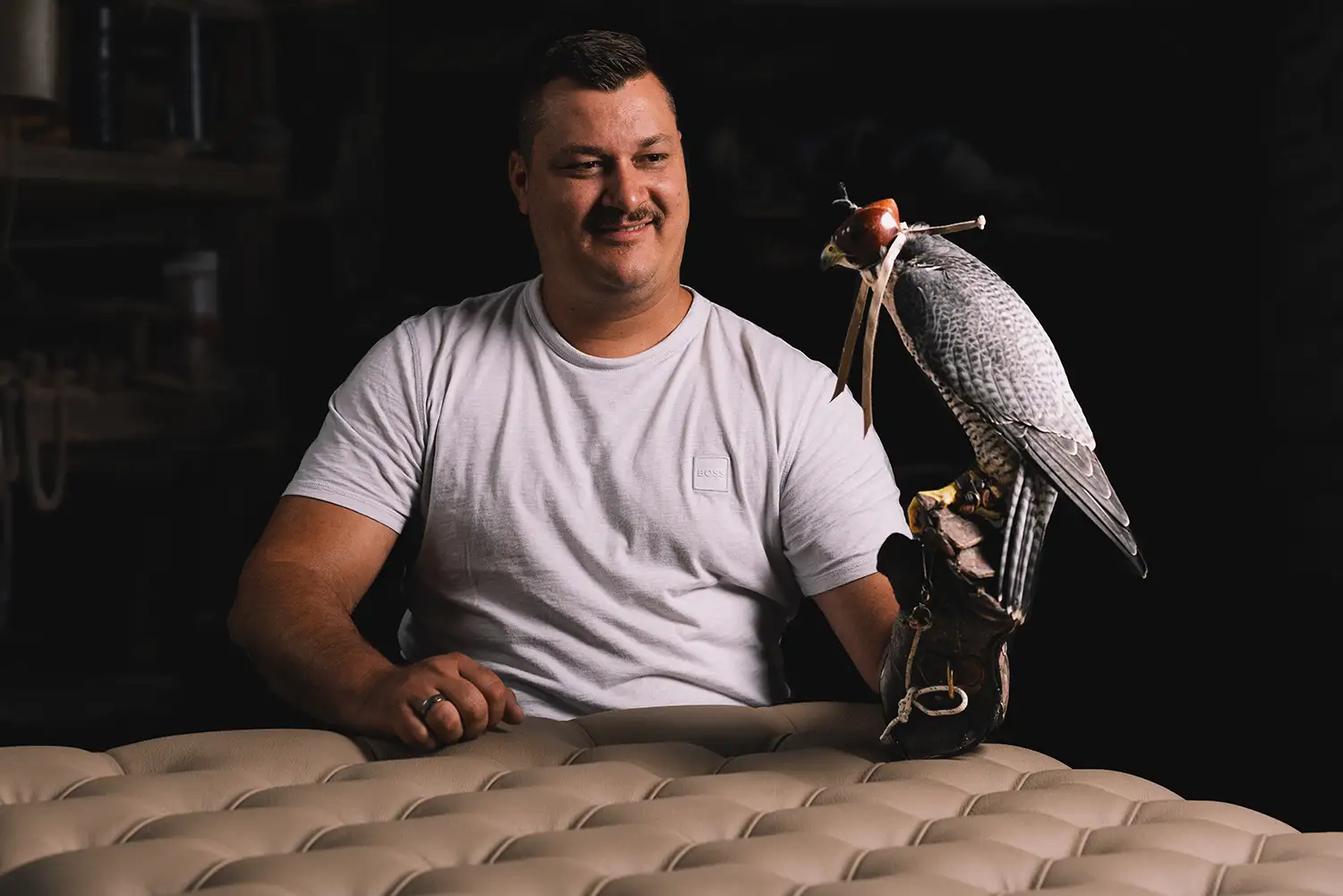 Marcel Schnetzer trägt einen Falken auf der Hand