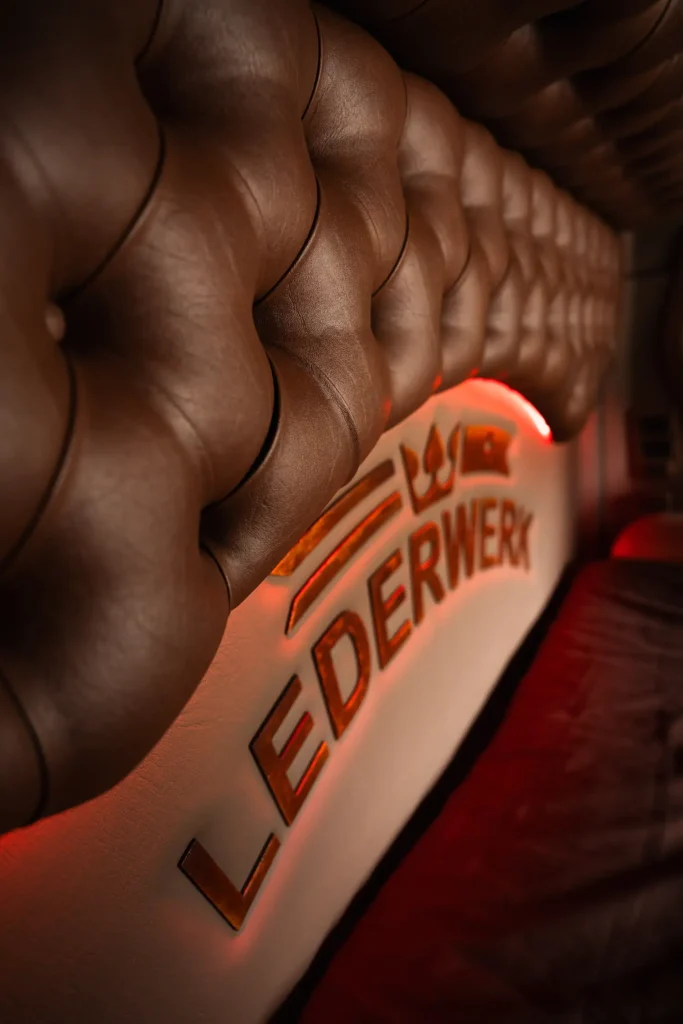 Nahaufnahme einer braunen Lederbank in einem LKW mit Lederwerk-Logo