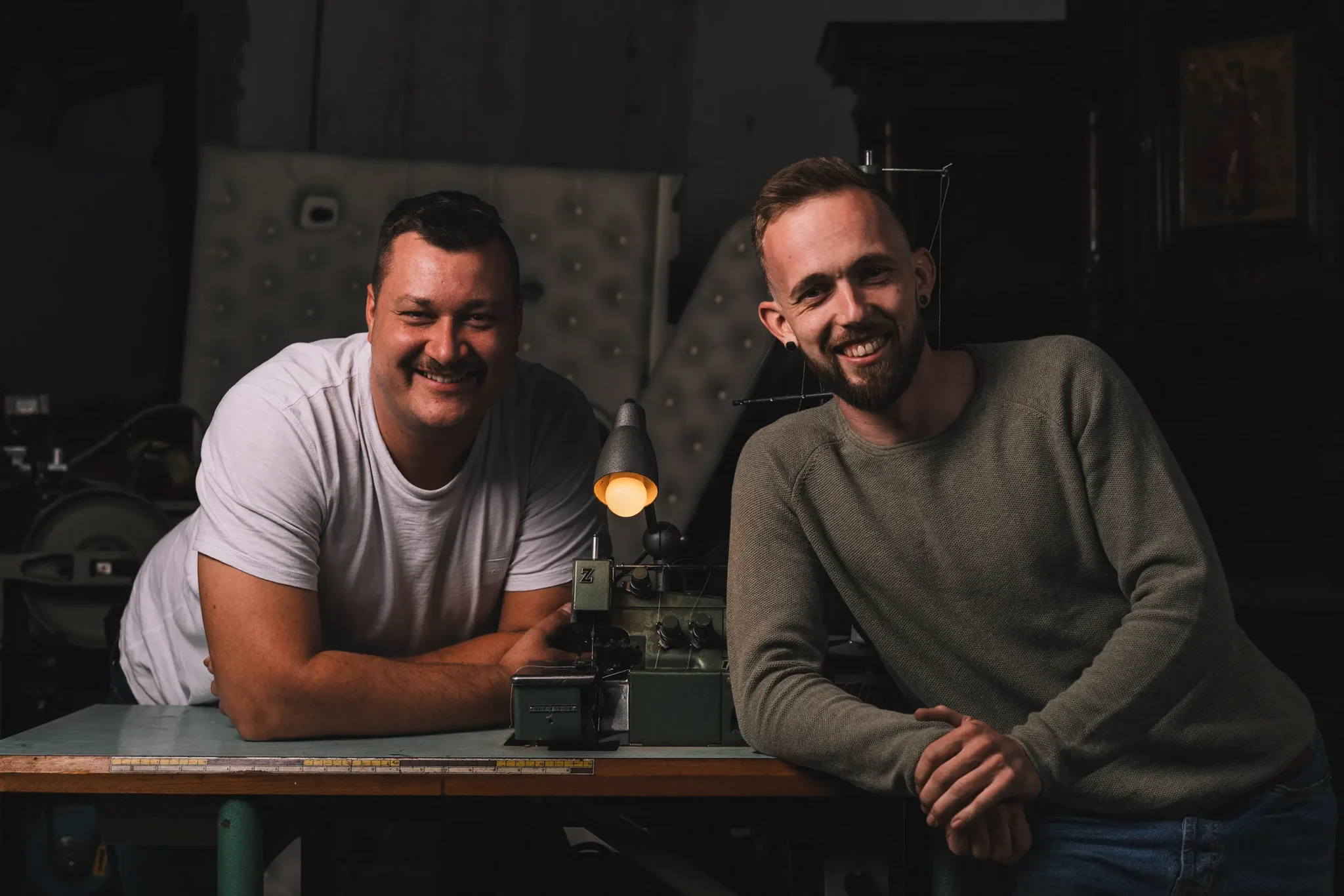 Marcel Schnetzer und Raphael Muther freundlich lächelnd in der Werkstatt