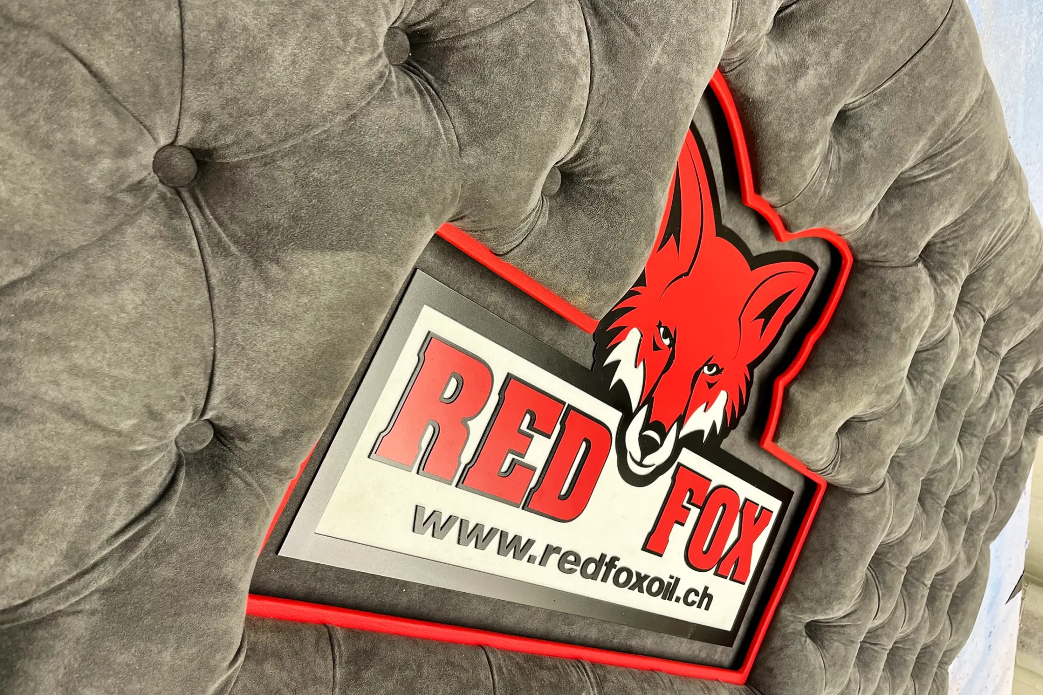 Leder-Innenausstattung eines LKW mit Red Fox Logo