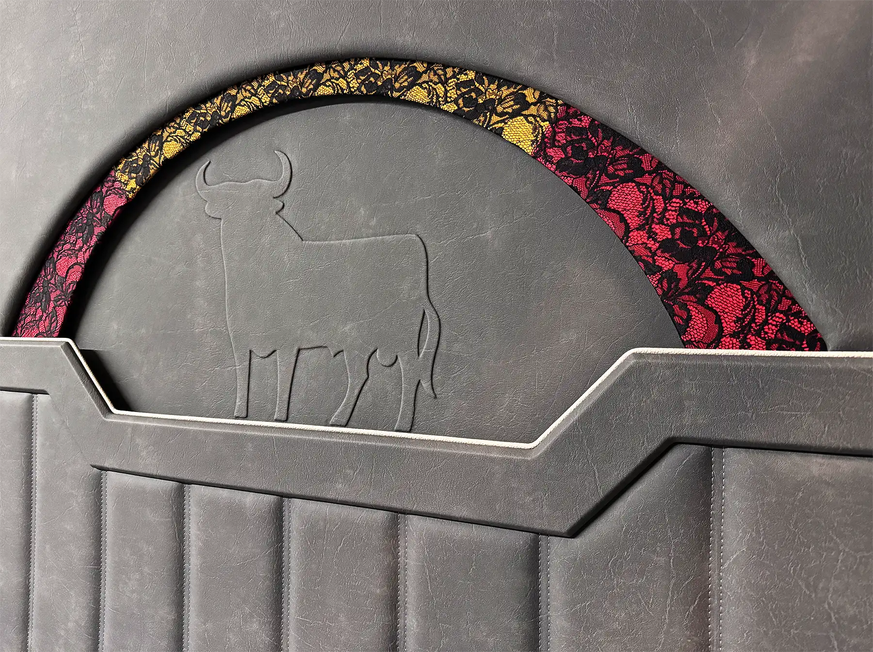 Lederverkleidung mit eingearbeitetem Stier-Symbol und rot-gelbem Blumenmuster