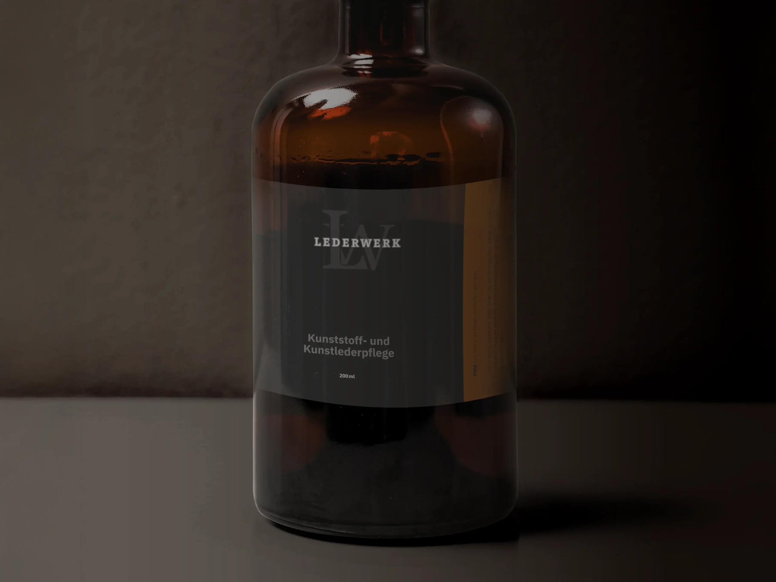 Kunststoff- und Kunstlederpflege